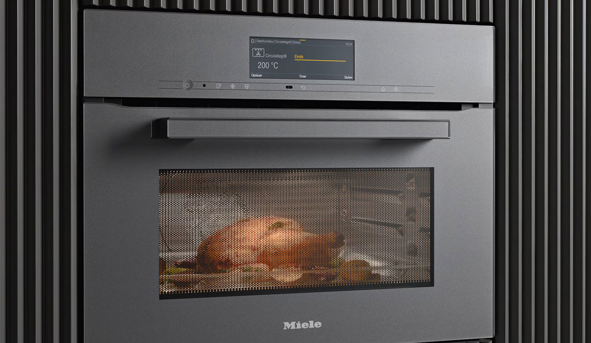 Miele combimagnetron in moderne keuken met gebraden kip in ovenruimte