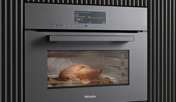 Miele combimagnetron in moderne keuken met gebraden kip in ovenruimte