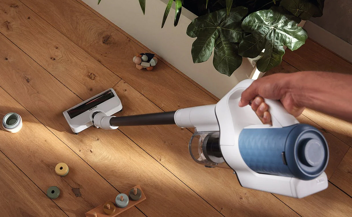 Miele DuoFlex HX1 handstofzuiger wit - SpeedLock 2-in-1 steelstofzuiger op houten vloer