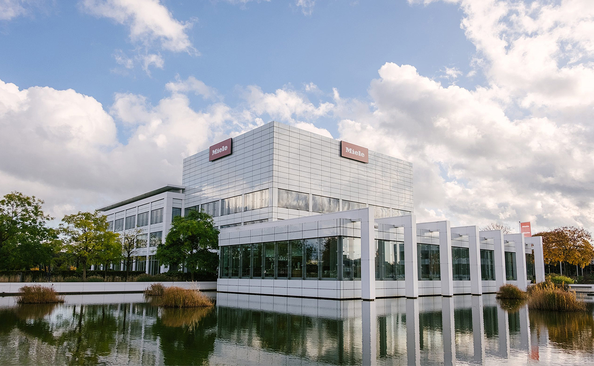 Miele Experience Center in Vianen Nederland - modern glazen gebouw met Miele logo weerspiegeld in water