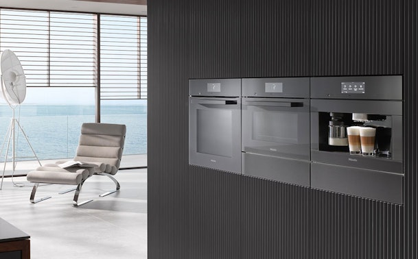 Miele inbouw koffiemachine geïntegreerd in moderne keukenwand met premium design
