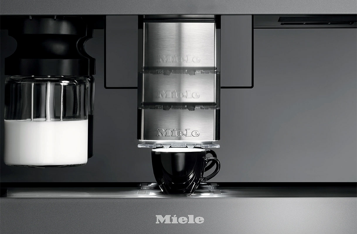 CupSensor van een Miele inbouw koffiemachine zet de uitloop op de hoogte van het kopje
