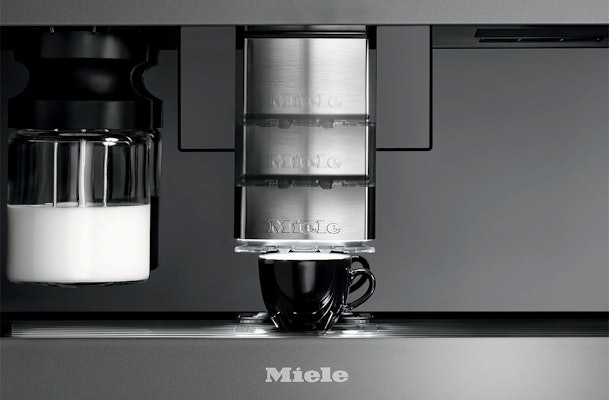 CupSensor van een Miele inbouw koffiemachine zet de uitloop op de hoogte van het kopje