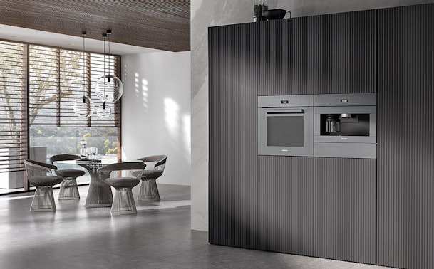 Miele inbouw magnetron strak geïntegreerd in moderne keukenwand