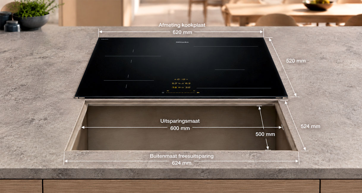 Inductiekookplaat van 62 cm boven uitsparing in werkblad met uitsparingsmaat van 60 bij 50 cm