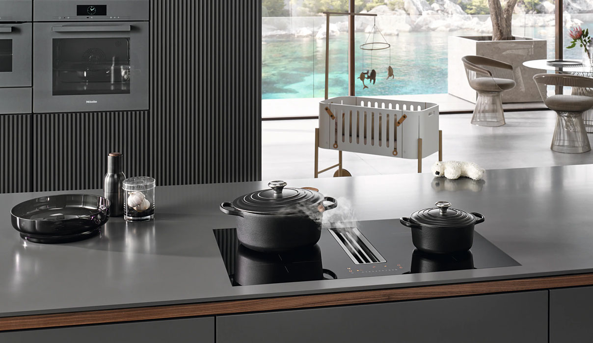 Miele inductiekookplaat met geïntegreerde werkbladafzuiging in moderne keukenopstelling