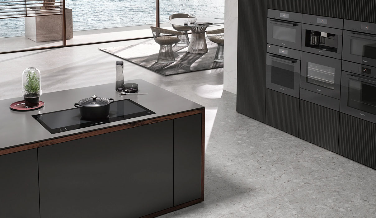 Miele inductiekookplaat in moderne keuken met strak design en kookpan
