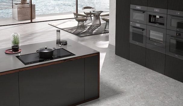 Miele inductiekookplaat in moderne keuken met strak design en kookpan