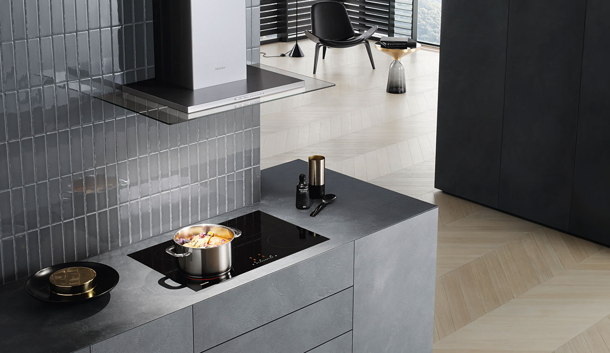 Miele keramische kookplaat met kookzones en moderne afzuigkap in luxe keuken