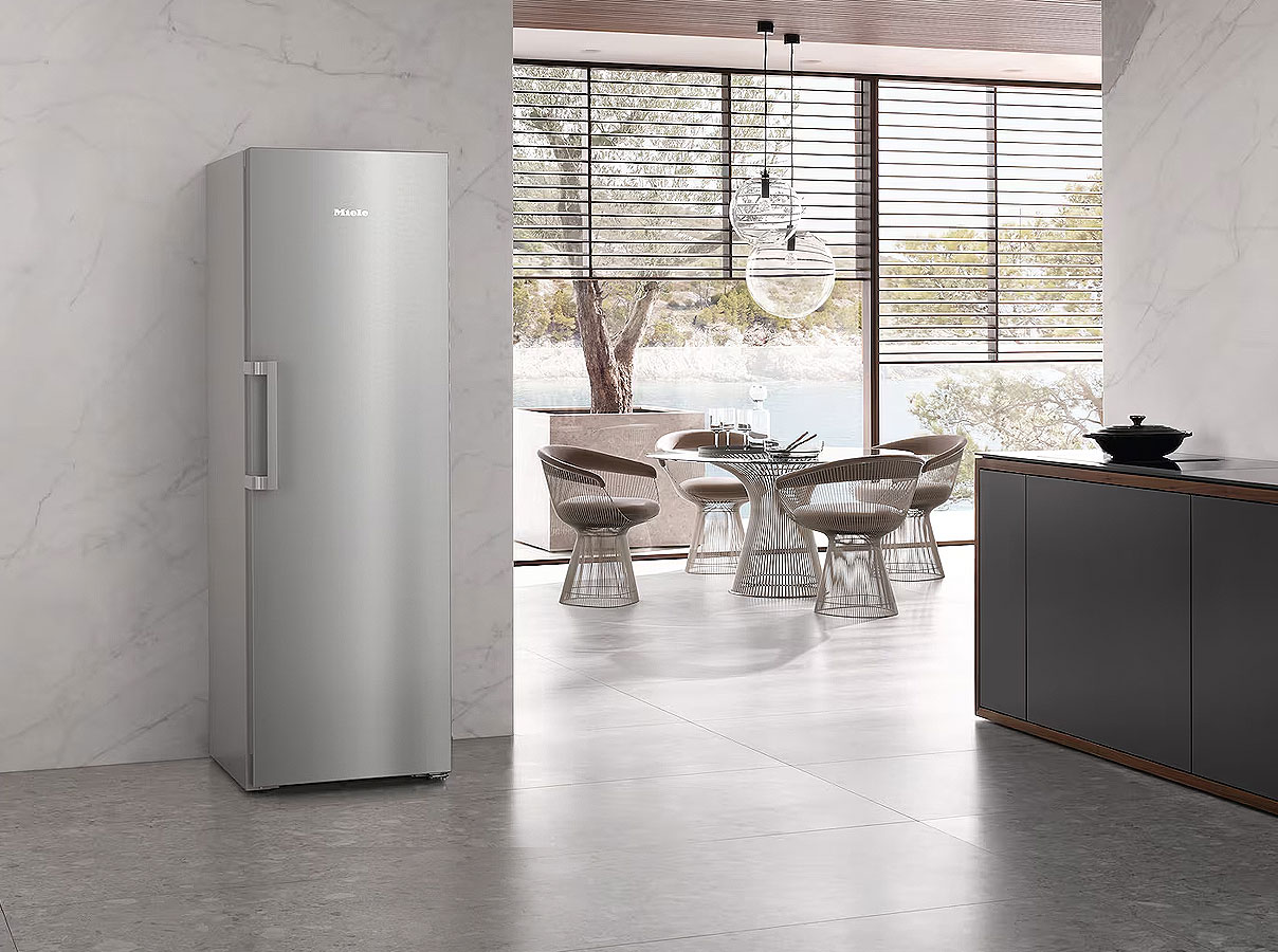 Vrijstaande Miele koelkast in roestvrijstaal in moderne keuken