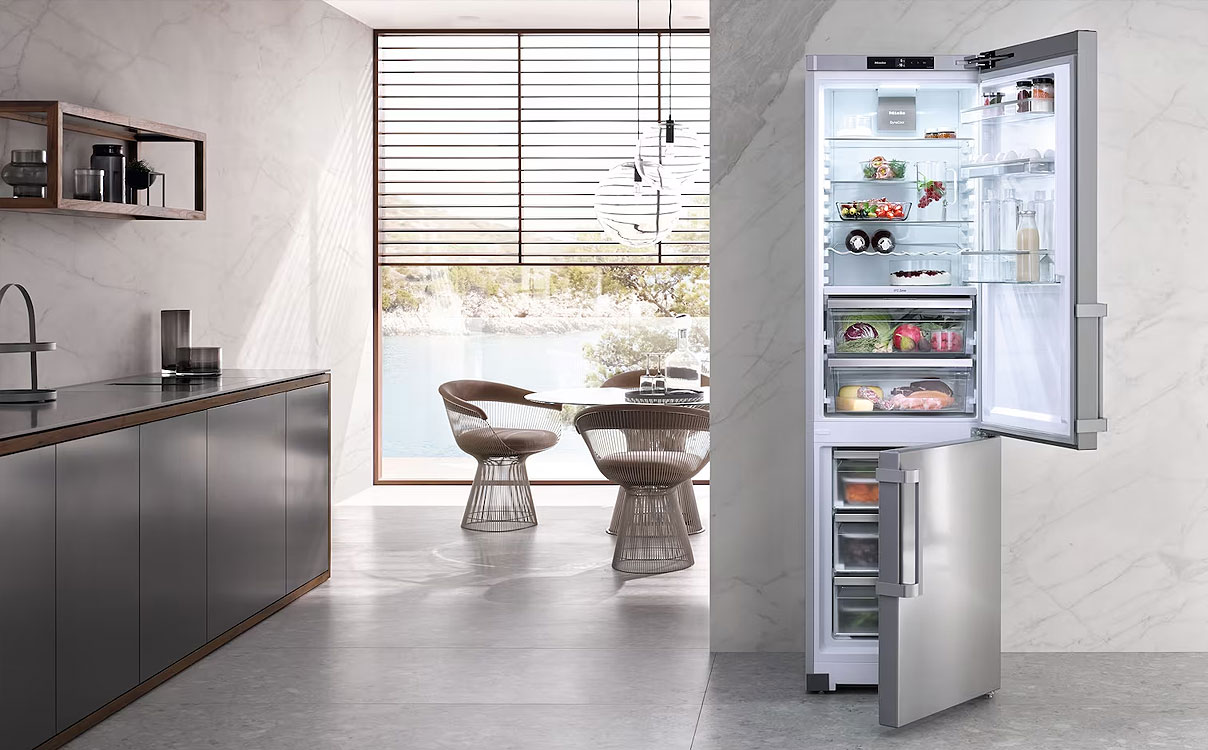 Miele koelvriescombinatie in moderne keuken met open deuren en georganiseerde binnenruimte