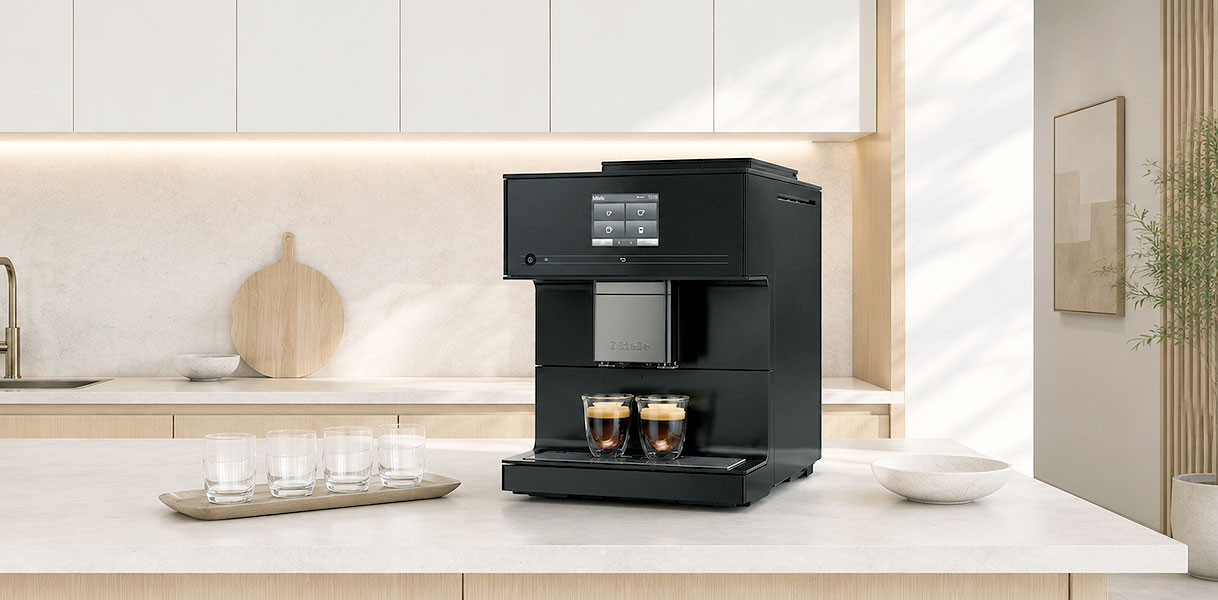 Miele koffiemachine op een aanrecht in een moderne keuken als voorbeeld van een vrijstaand koffiezetapparaat