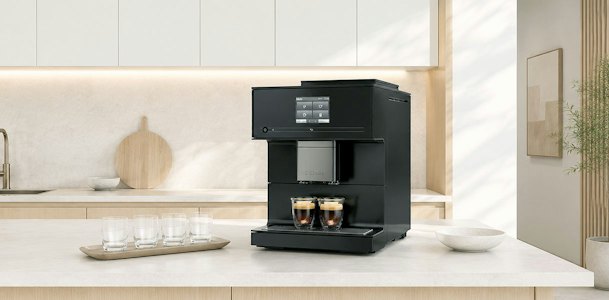 Miele koffiemachine op een aanrecht in een moderne keuken als voorbeeld van een vrijstaand koffiezetapparaat