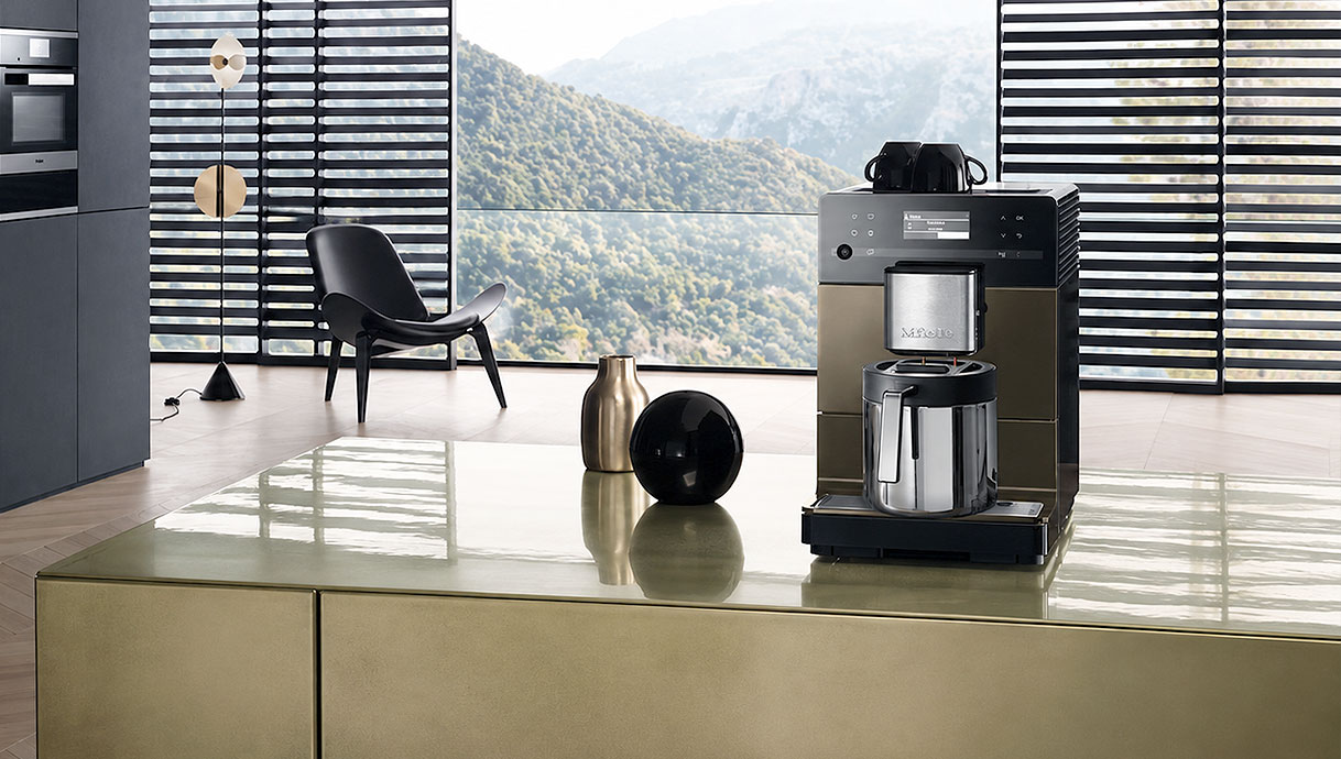 Twee Miele CM 5000 Silence koffiemachines op een aanrecht als smalste en compactste modellen in de serie