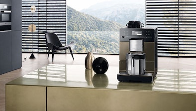 Twee Miele CM 5000 Silence koffiemachines op een aanrecht als smalste en compactste modellen in de serie