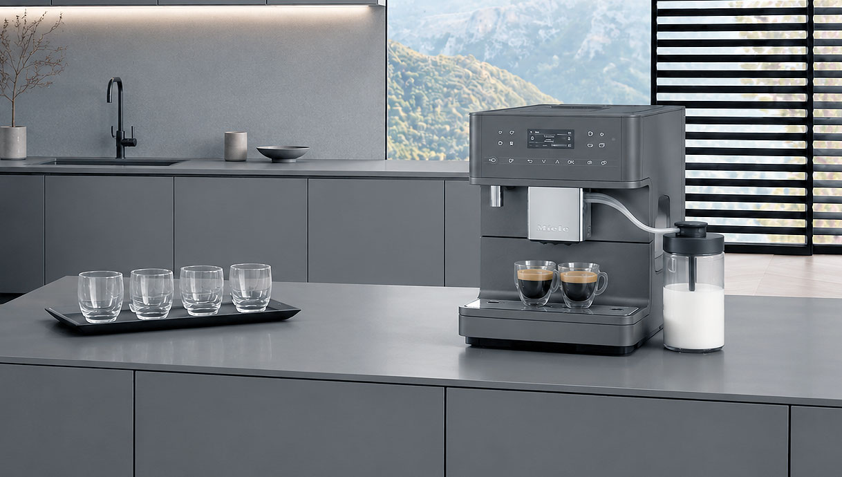 Miele CM 6000 MilkPerfection koffiemachine met melksysteem en glazen op een aanrecht in de keuken