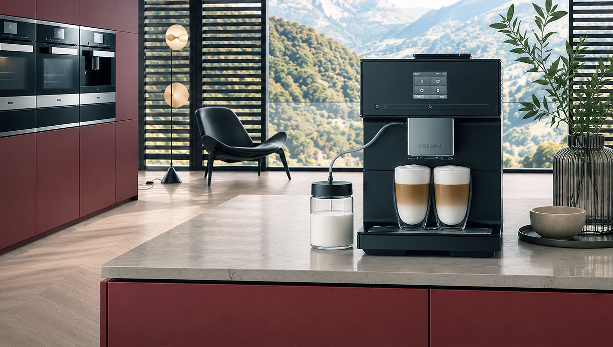 Twee Miele CM 7000 koffiemachines uit de CoffeePassion en CoffeeSelect reeks met cappuccino's op een aanrecht