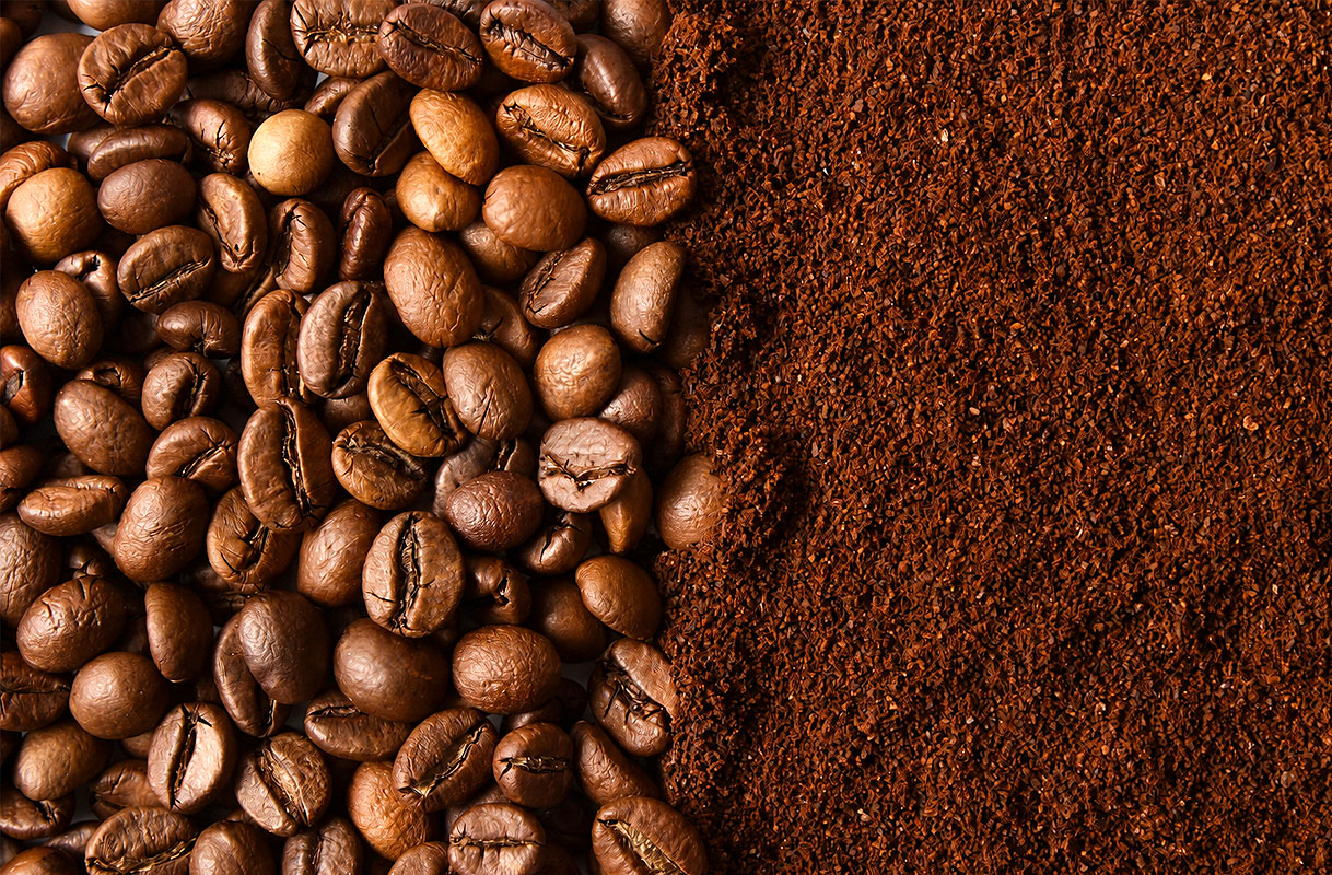 Koffiebonen van dichtbij als invoer voor een Miele koffiezetapparaat dat bonen en gemalen koffie accepteert