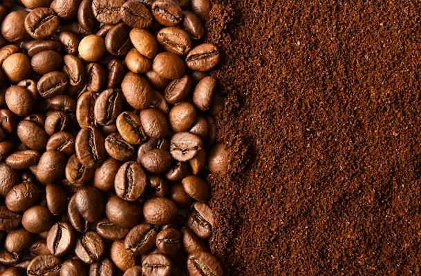 Koffiebonen van dichtbij als invoer voor een Miele koffiezetapparaat dat bonen en gemalen koffie accepteert