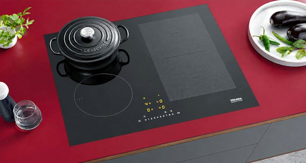 Inductie kookplaat met gietijzeren braadpan naast flexzone op modern werkblad