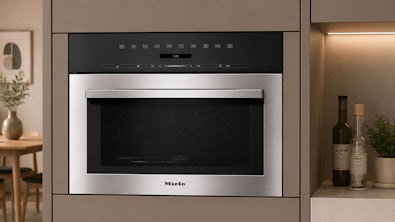 Miele M 7140 inbouwmagnetron zonder grill, ingebouwd in een moderne zandkleurige keuken.