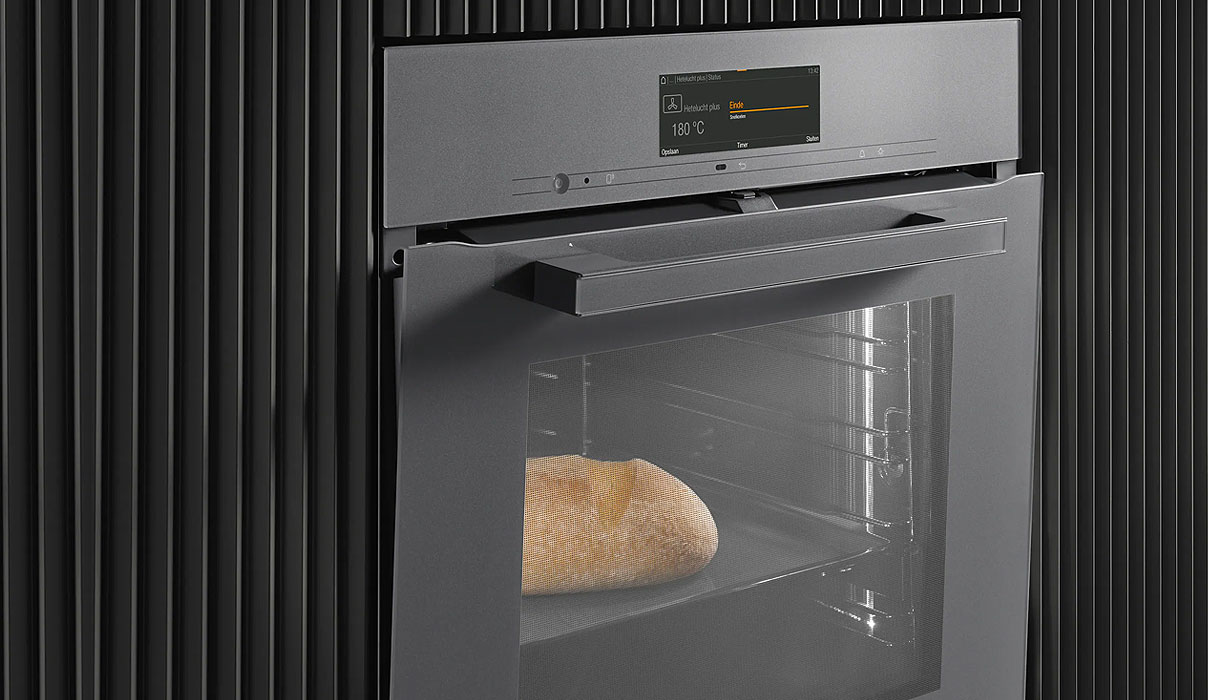 Miele oven TasteControl technologie met automatisch geopende deur en brood op perfecte serveertemperatuur