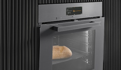 Miele oven TasteControl technologie met automatisch geopende deur en brood op perfecte serveertemperatuur