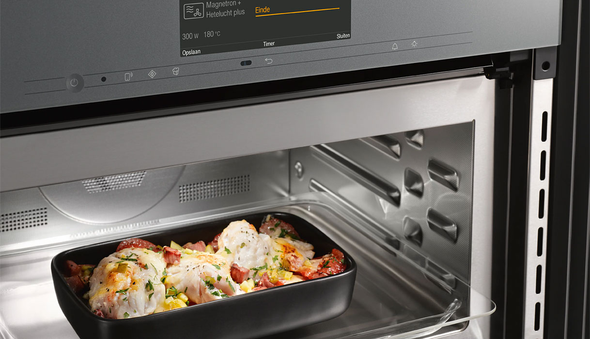 Miele combimagnetron met Quick & Gentle bereidt ovengerecht met magnetron en hetelucht