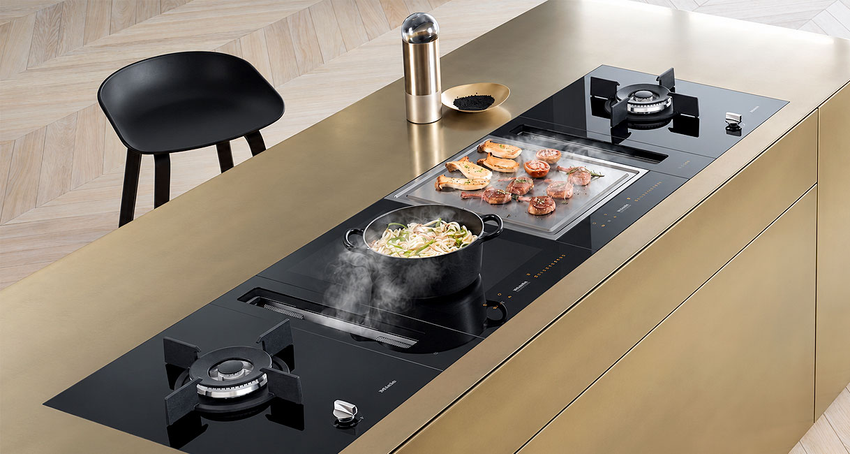Modulair kookvlak met gasbranders, inductiezone, teppanyaki en afzuiging in kookeiland