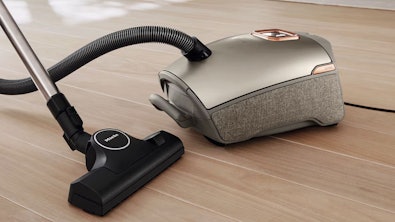 Miele stofzuiger met stofzak op houten vloer