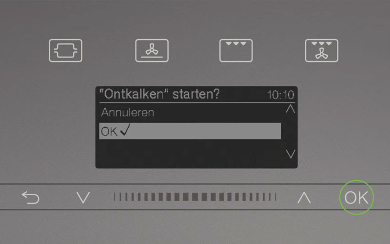 Display van Miele stoomoven met melding om het automatische ontkalkprogramma te starten