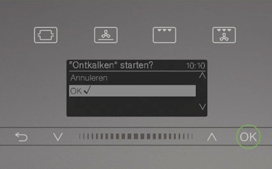 Display van Miele stoomoven met melding om het automatische ontkalkprogramma te starten