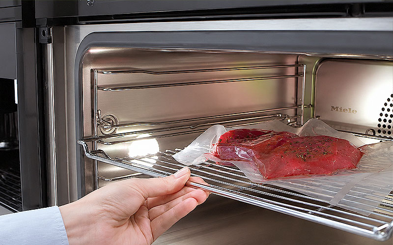 Gevacumeerd vlees op rooster in Miele stoomoven voor vacuümgaren op exact ingestelde temperatuur