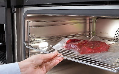 Gevacumeerd vlees op rooster in Miele stoomoven voor vacuümgaren op exact ingestelde temperatuur