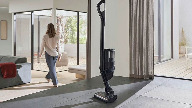 Miele Triflex HX3 staat zelfstandig rechtop op tegelvloer in moderne woonkamer dankzij de parkeerfunctie