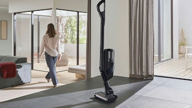 Miele Triflex HX3 staat zelfstandig rechtop op tegelvloer in moderne woonkamer dankzij de parkeerfunctie