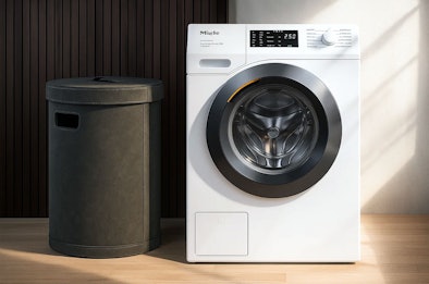 Miele wasmachine 8kg vulgewicht naast wasmand, ideaal voor stellen en kleine gezinnen