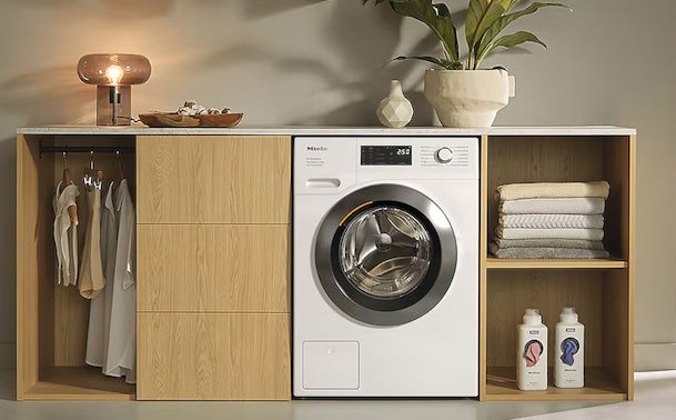 Miele wasmachine 10 kg ingebouwd in moderne wasruimte met TwinDos en CapDosing.