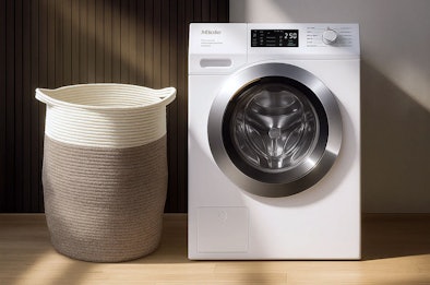 Miele wasmachine 1400 toeren naast wasmand, stille werking en optimale textielzorg