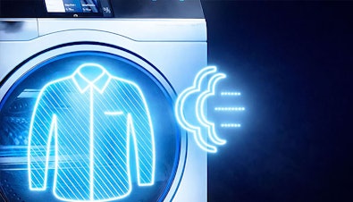 Illustratie van Siemens smartFinish waarbij stoom kreukels uit een overhemd vermindert voor minder strijkwerk.