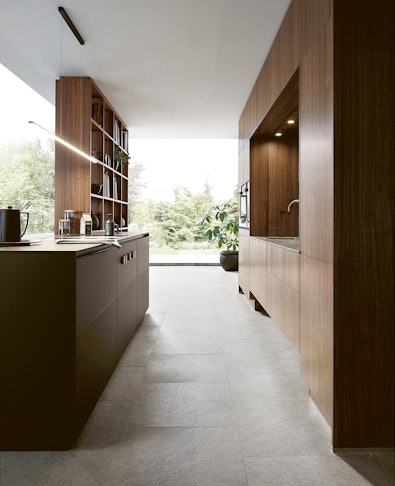 Minimalistisch mokkabruin keukenblok met horizontale greeplijsten