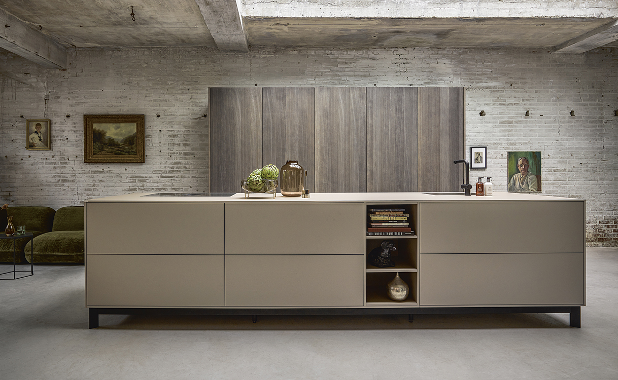 Modern keukeneiland met hoge pocketsysteem keukenkasten.