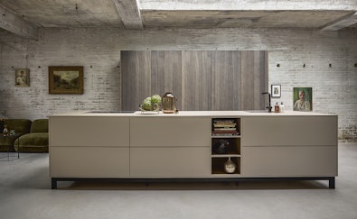 Modern keukeneiland met hoge pocketsysteem keukenkasten.