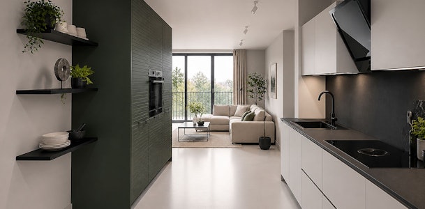Moderne keuken met donkere groene kastenwand, lichte fronten en subtiele kleuraccenten in open woonruimte