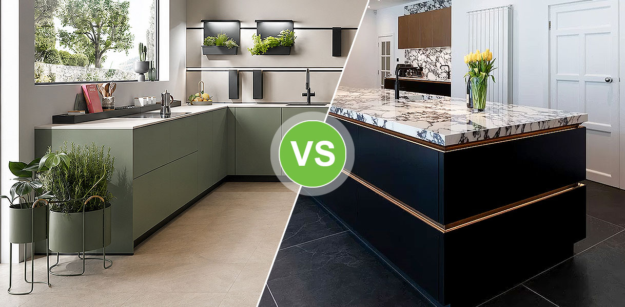 Vergelijking moderne keuken met groene fronten naast designkeuken met marmeren werkblad