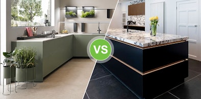 Vergelijking moderne keuken met groene fronten naast designkeuken met marmeren werkblad