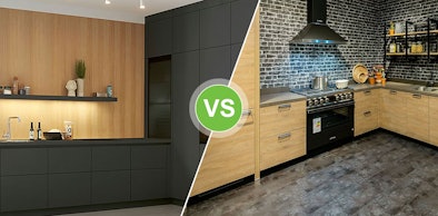 Vergelijking moderne keuken met gladde fronten naast industriële keuken met bakstenen wand