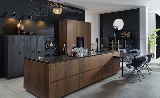 Moderne complete woonkeuken met ruim kookeiland.