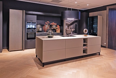 Moderne eilandkeuken in showroom Zoeterwoude.