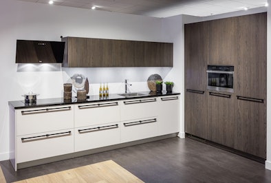 Moderne keuken in showroom Den Haag.